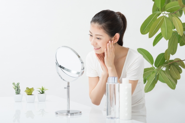 スキンケアをする女性の写真
