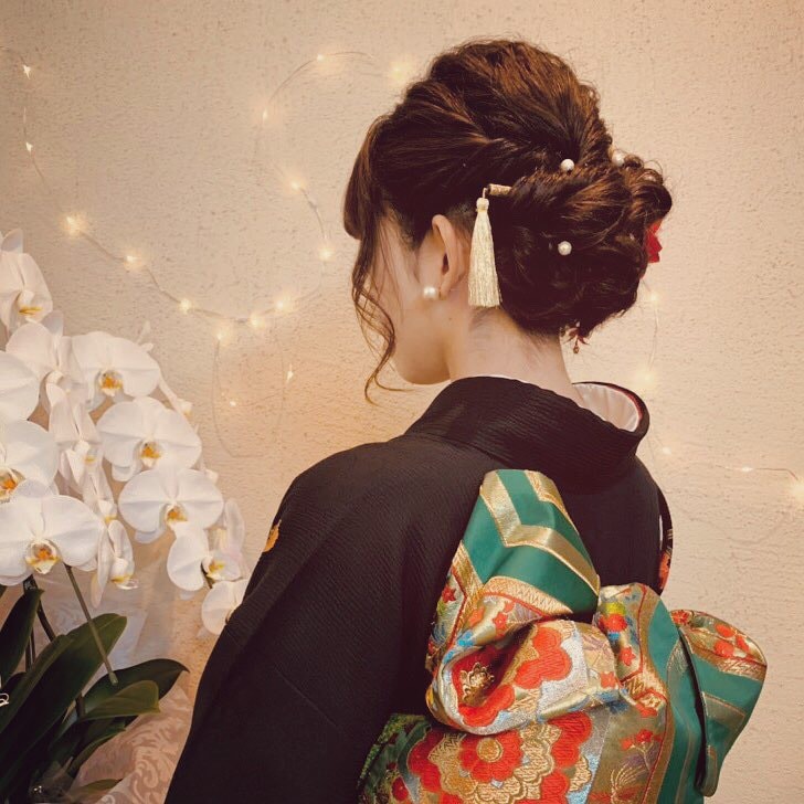 着付けとヘアセットをした後ろ向きの女性の写真