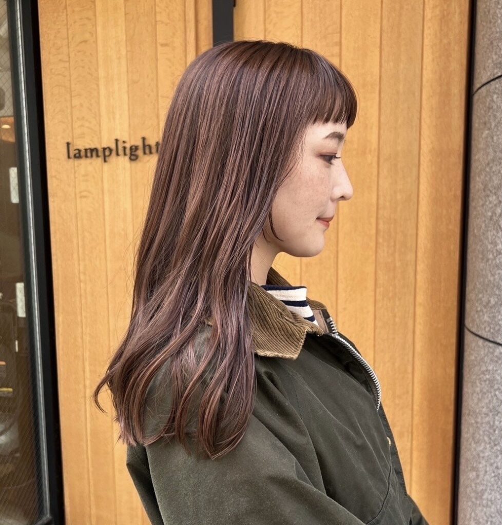 髪を耳にかけるの女性の写真