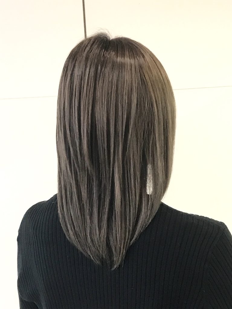 ストレートヘアの後ろを向いた女性の写真