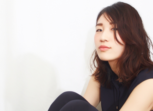 ゆるいウェーブの女性の写真