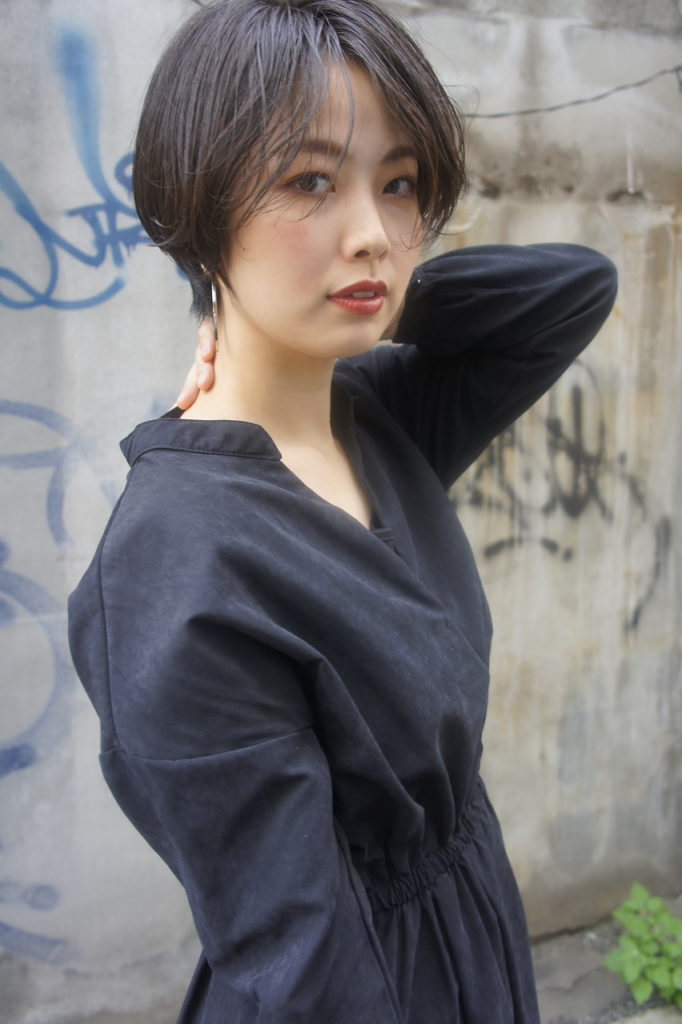 黒い服の女性の写真
