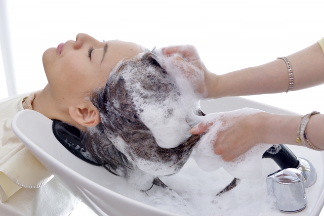 sapporo-spa-シャンプー台でスパを受ける女性