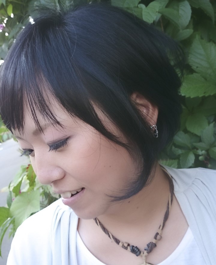 黒髪のショートボブの女性の写真