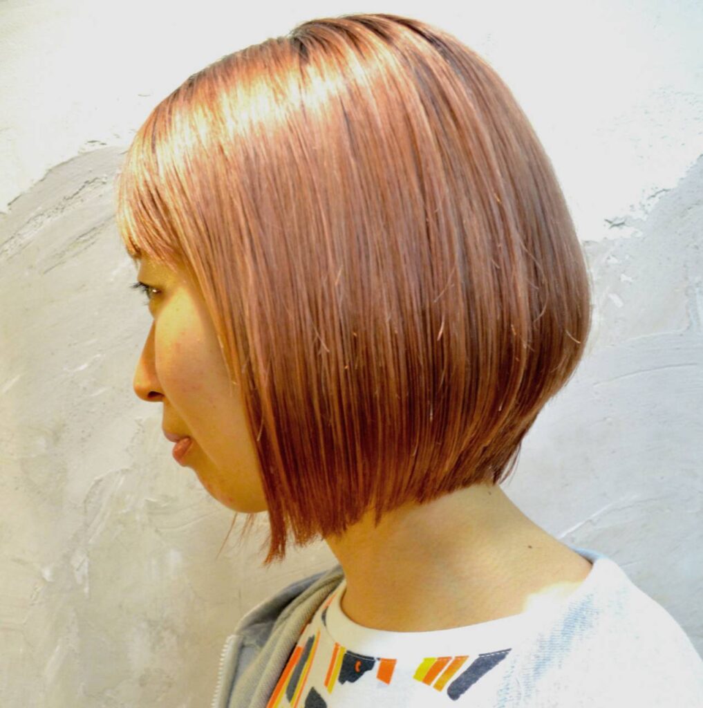 横を向いたボブスタイルの女性の写真