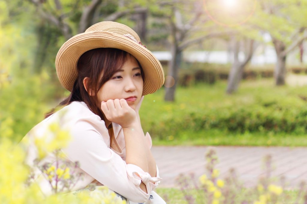 暑そうな女性の写真