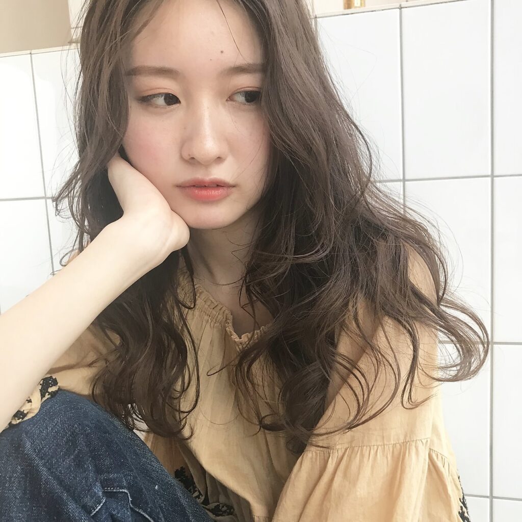 ルーイのパーマがかかったロングスタイルの写真