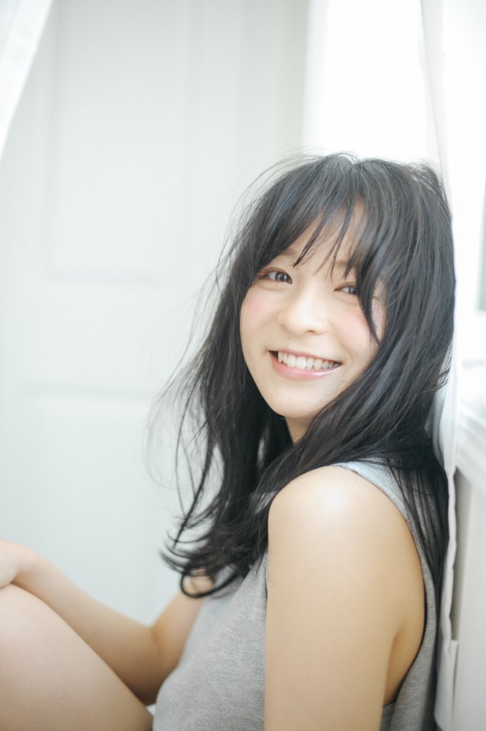 黒髪ストレートで表面をあえてほつれさせた女性のスタイル写真