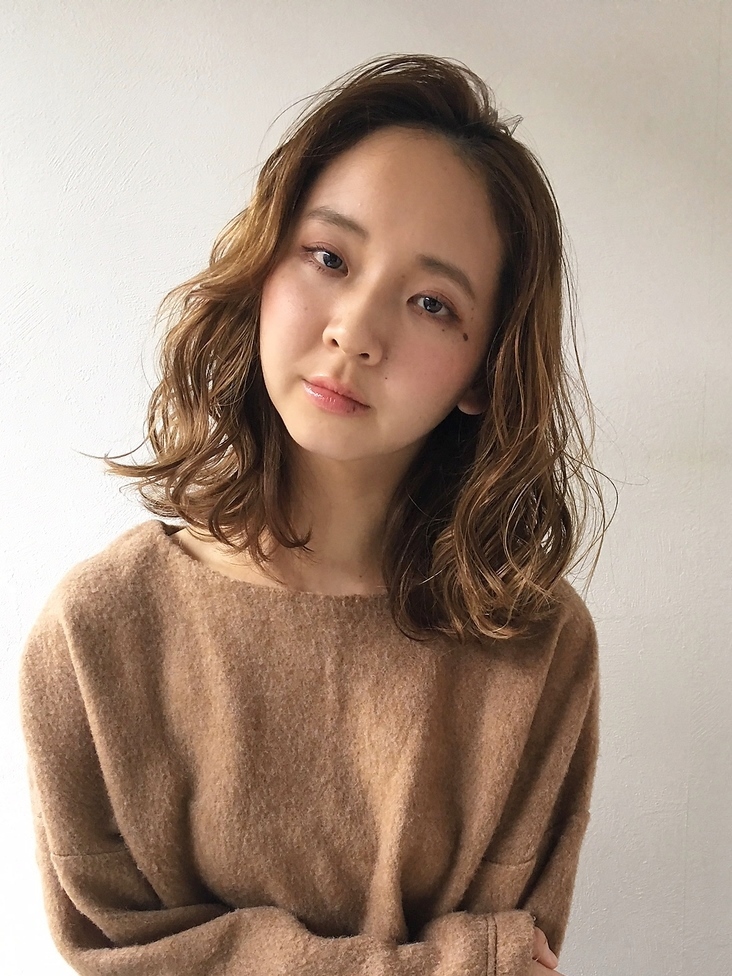 タリーテーブルの肩上パーマスタイルの写真