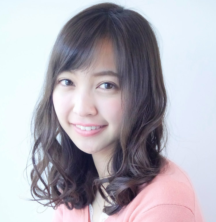 ミディアムウェーブの女性の写真