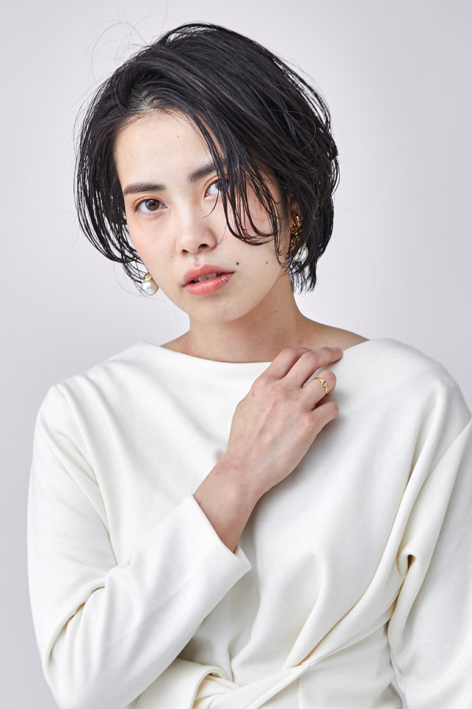 前髪なし黒髪のショートヘアスタイル写真