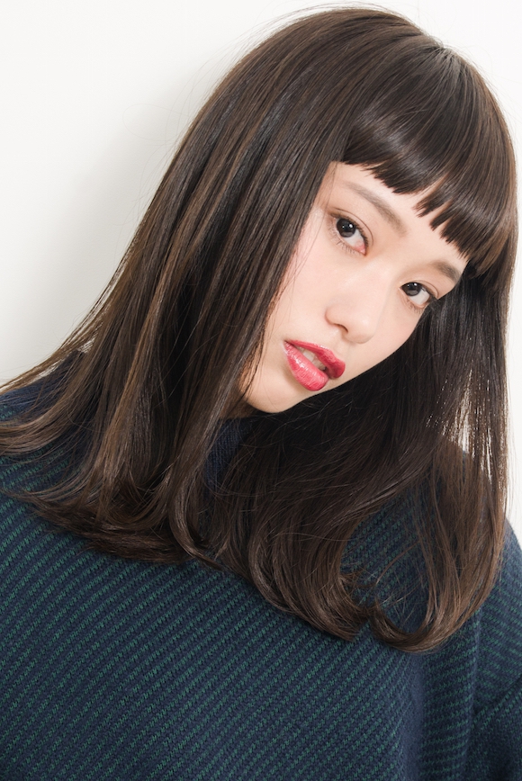 オン眉の肩下ミディアムヘアの写真