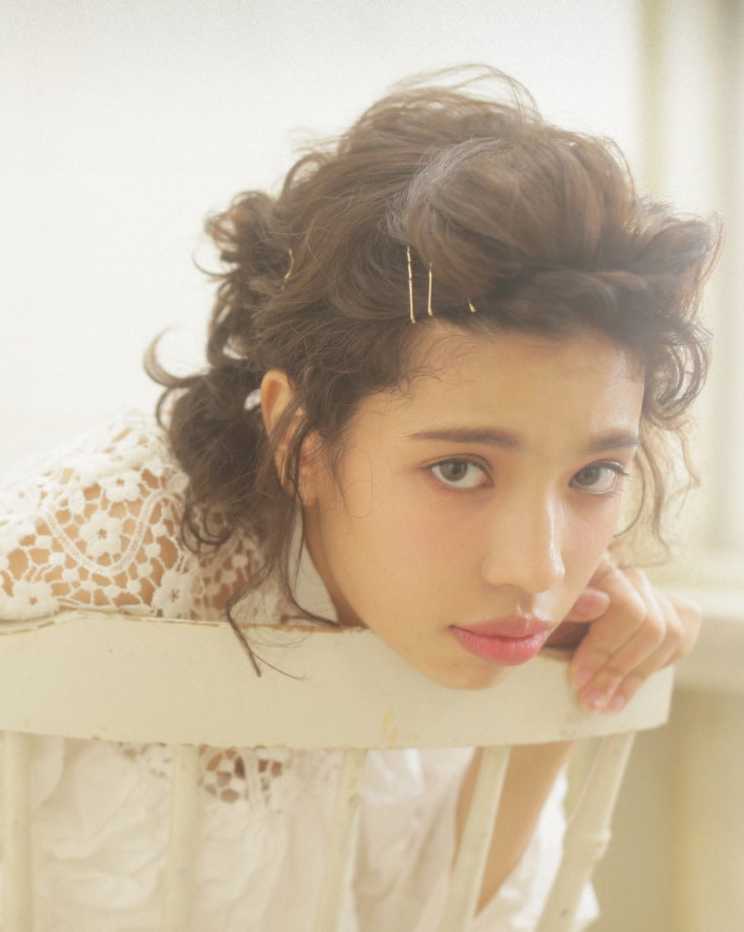 無造作ウェーブヘアの女性の写真