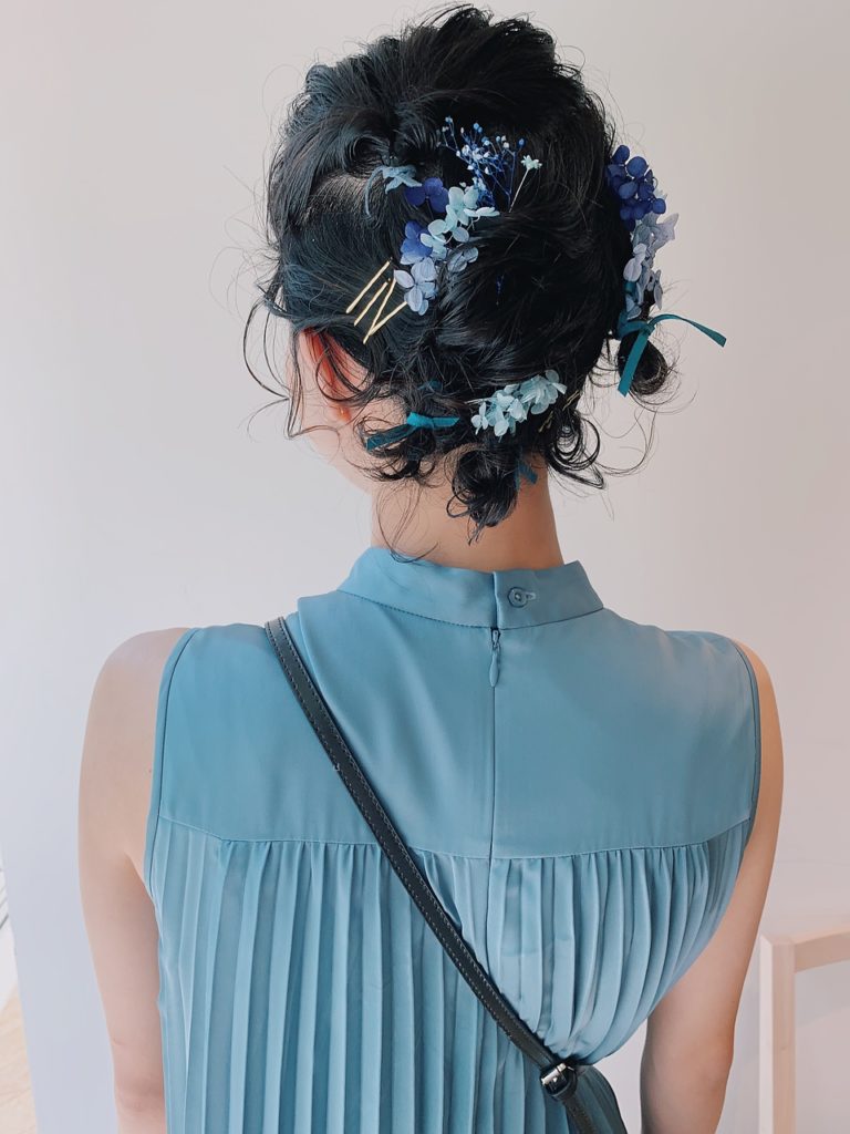 パーティーヘアセットの女性の写真