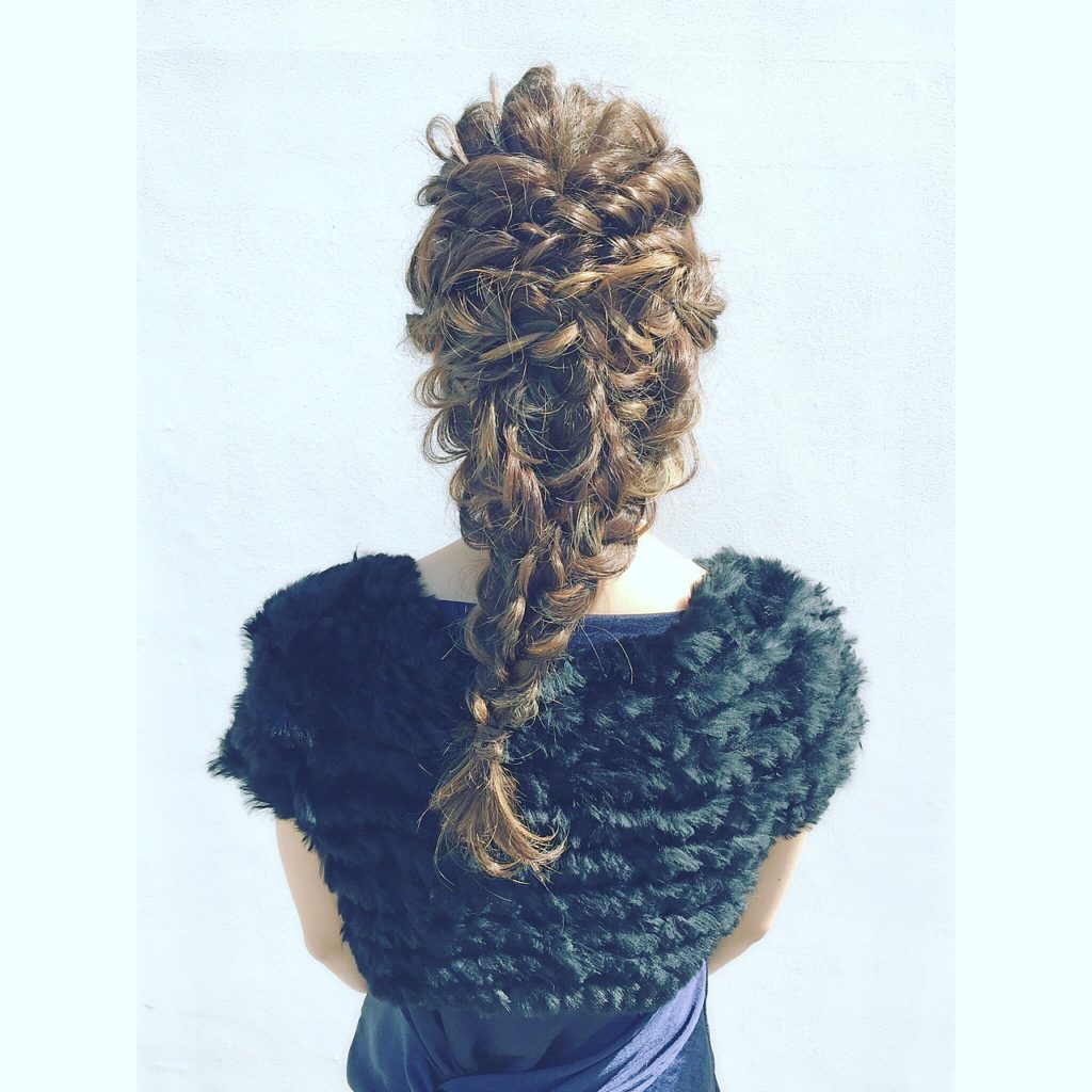 ツイストヘアスタイルの女性の写真