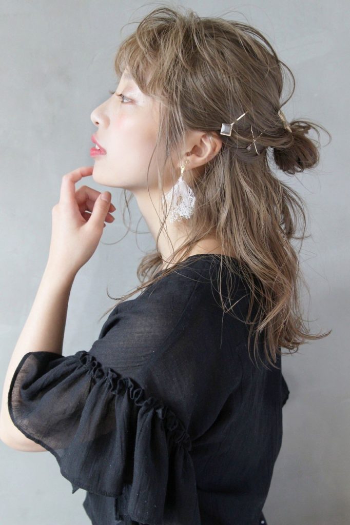 お団子ハーフアップの女性の写真