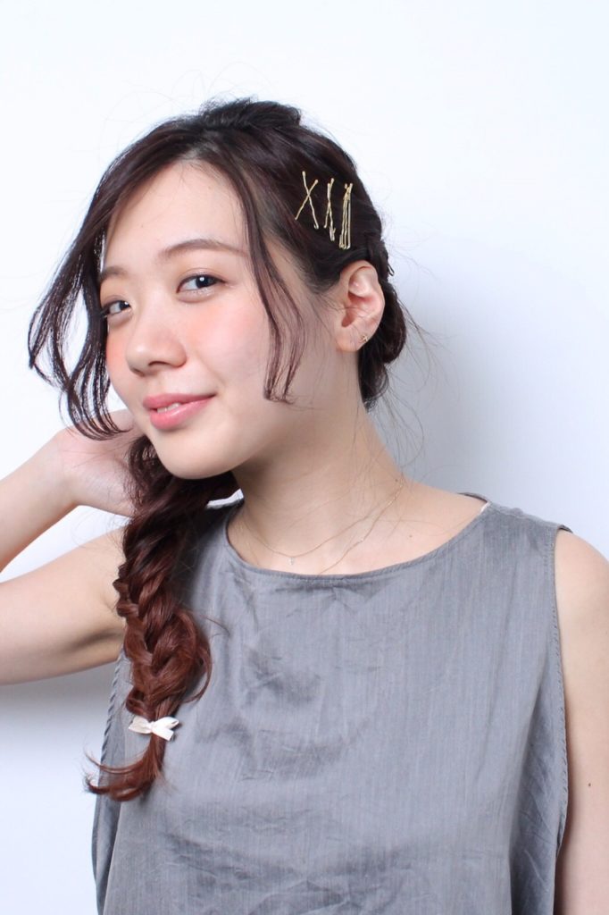 フィッシュボーンアレンジの女性の写真