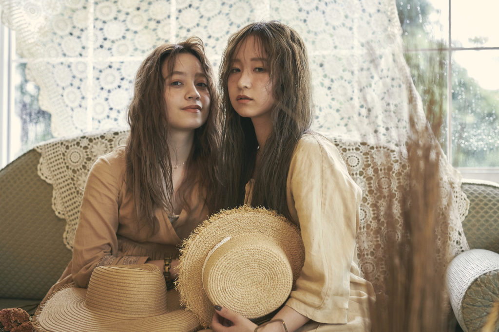 ロングヘアの2人の女性の写真