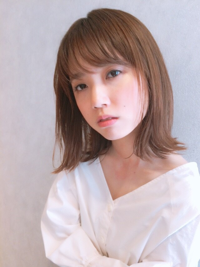 ブラウンカラーの外ハネボブの女性の写真