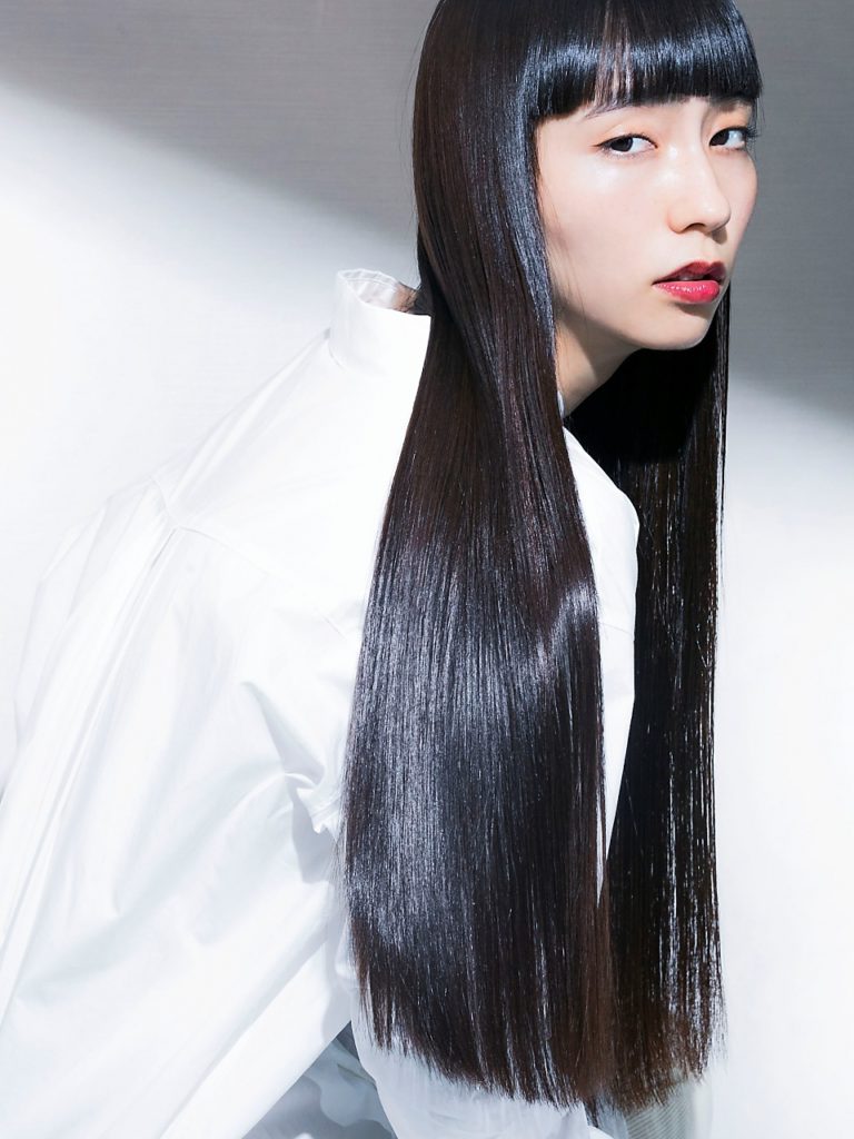 ロングヘアの女性の写真