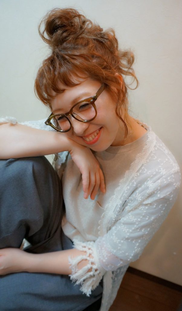お団子ヘアの女性の写真