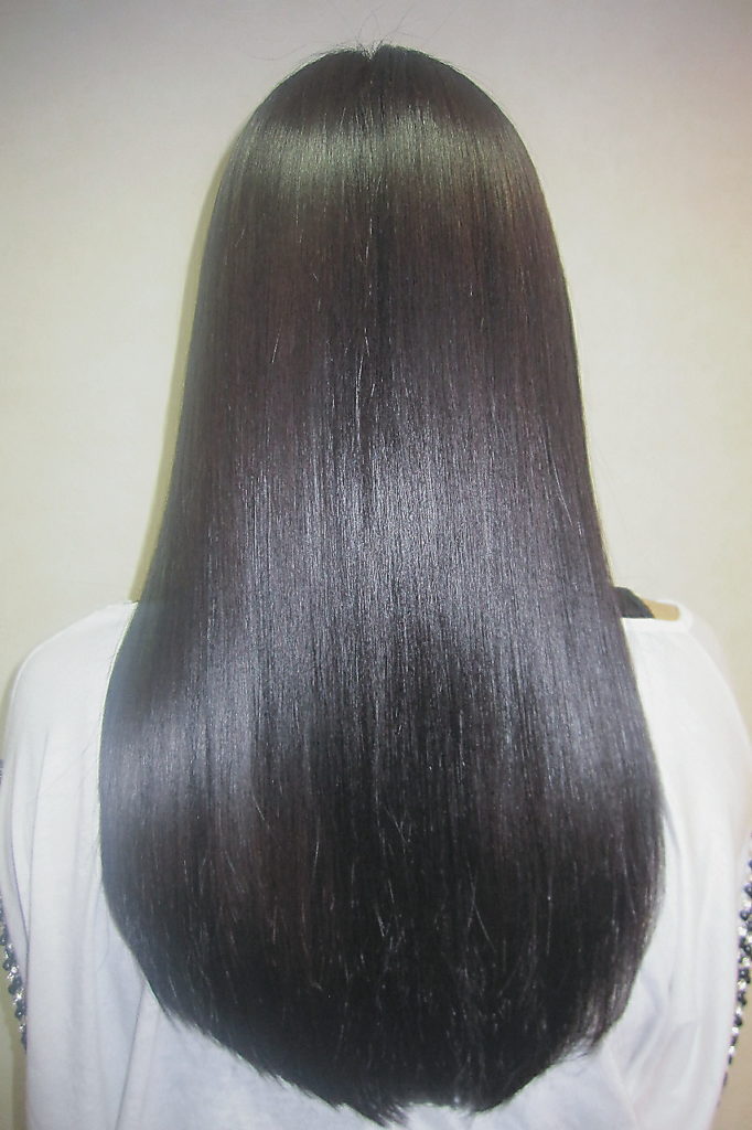 うしろ向きのロングヘアの女性の写真