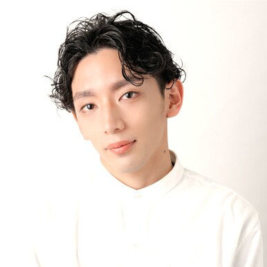 もみあげ2ブロックショートヘアの男性の写真