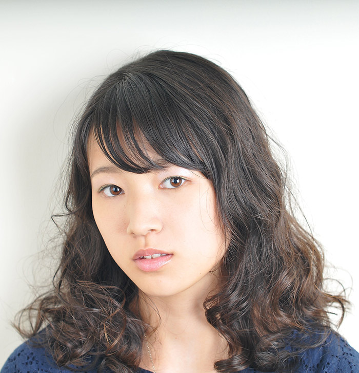 セミロングヘアのパーマスタイルの写真