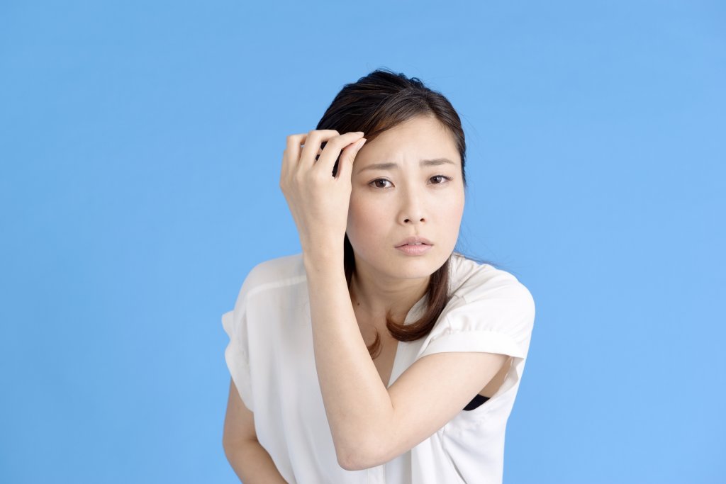 haircolor-highlight-悩む女性