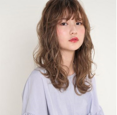 透明感のあるカラーがキレイなヘアスタイルの写真