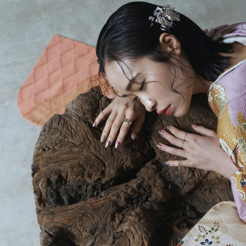 着物で毛布に横たわる女性の写真