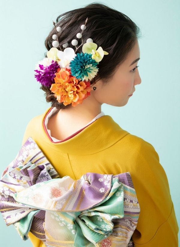 黄色い着物を着た後ろ姿の女性の写真
