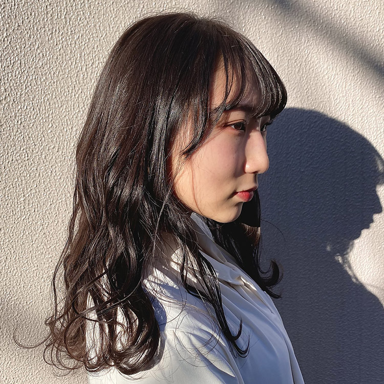 ツヤ感命なセミロングスタイルの写真