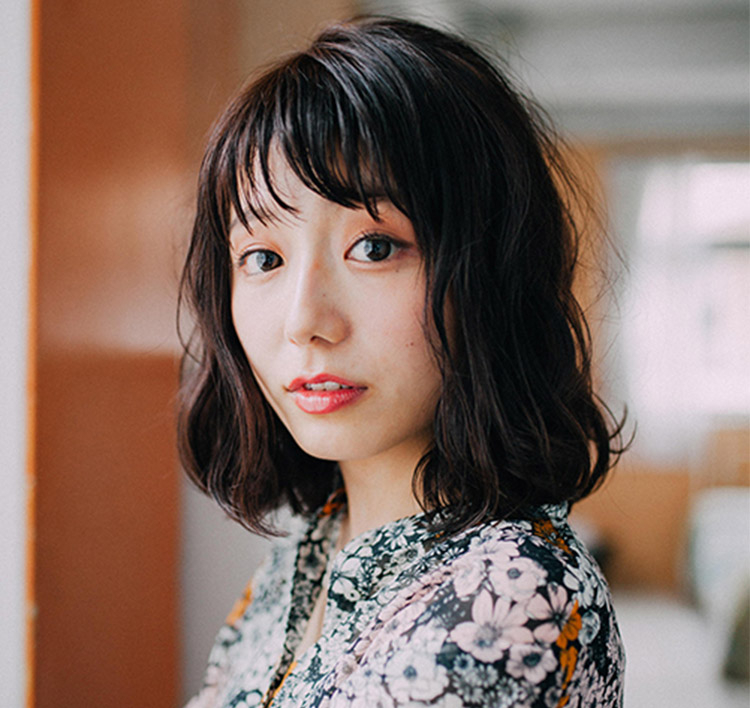 切りっぱなしボブの女性の写真