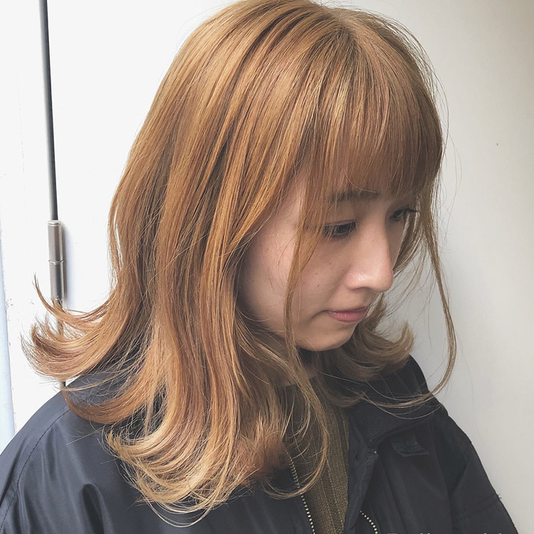 外はね×ミディアムスタイルの横顔写真