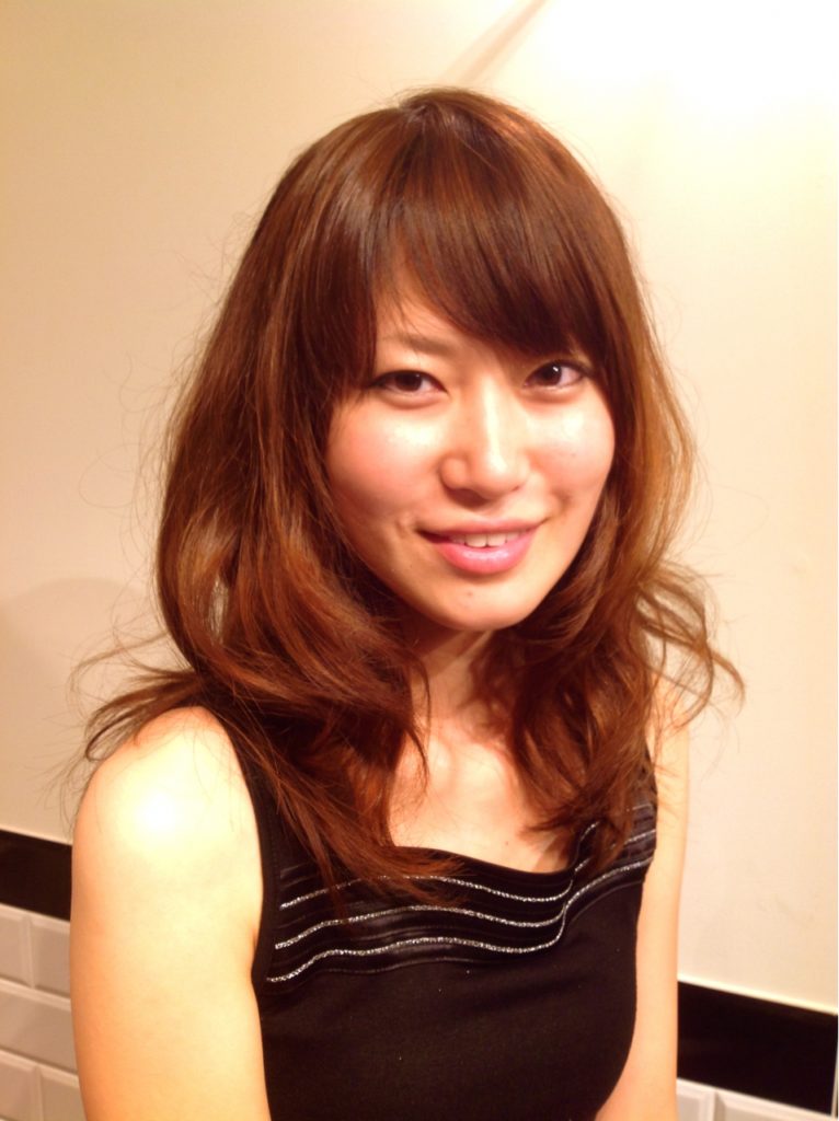 内巻きパーマスタイルの女性の写真