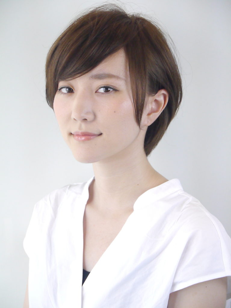 ショートヘアの女性の写真