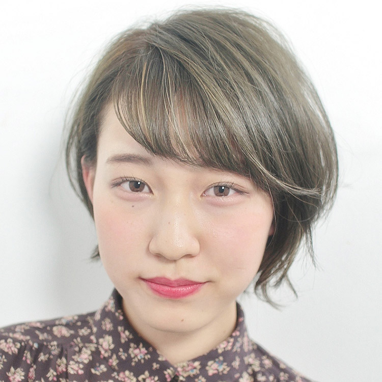 ハイライトを入れて軽やかさをプラスしたショートヘア