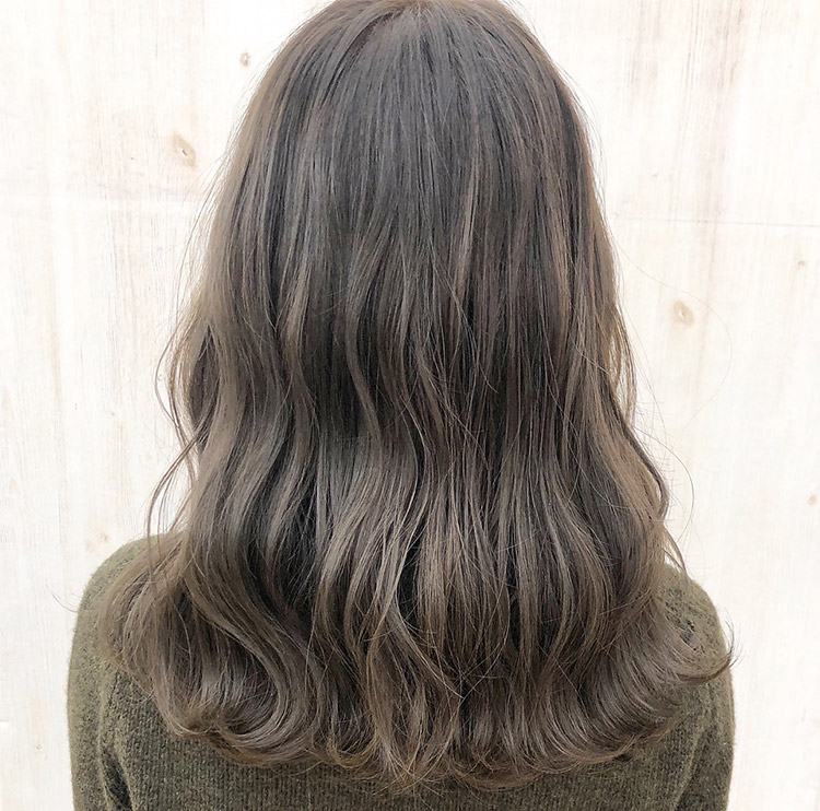 透明感のあるウェーブヘアの後ろ姿の写真