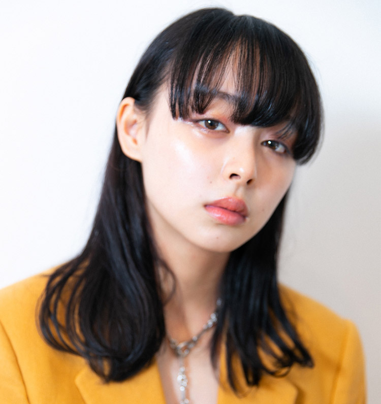 ワイドバングのストレートミディスタイルの写真