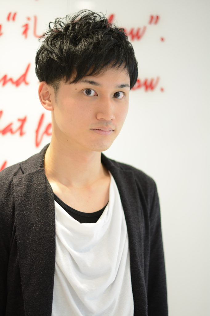 もみあげ2ブロックショートヘアの男性の写真