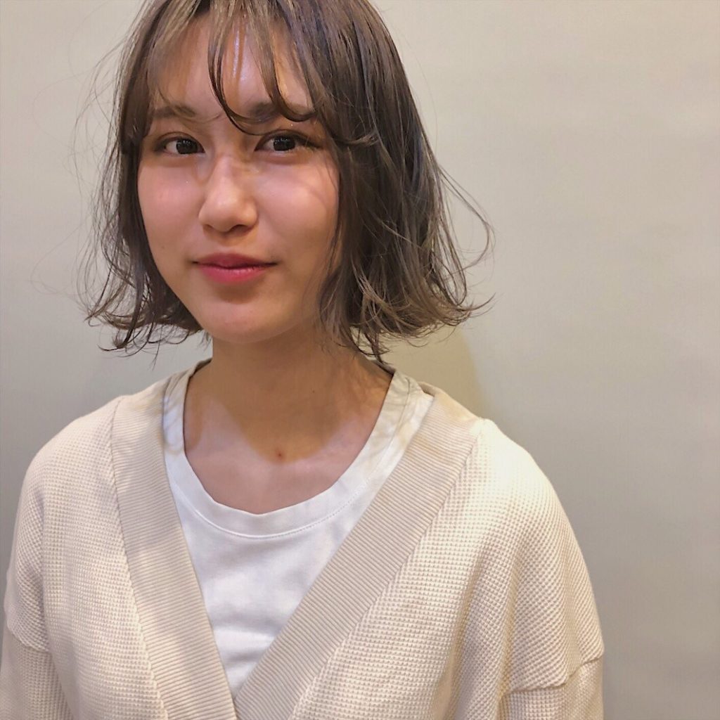 クシャッと感がオシャレな外ハネボブヘアの女性の写真