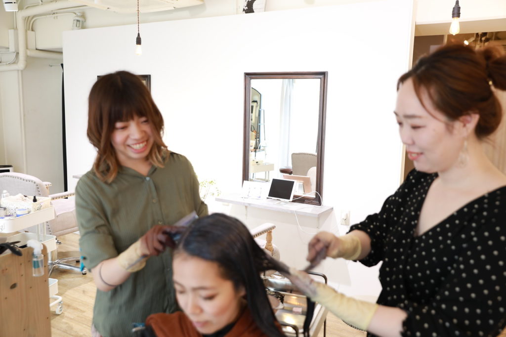 アバントのスタイリストによるカラー施術写真
