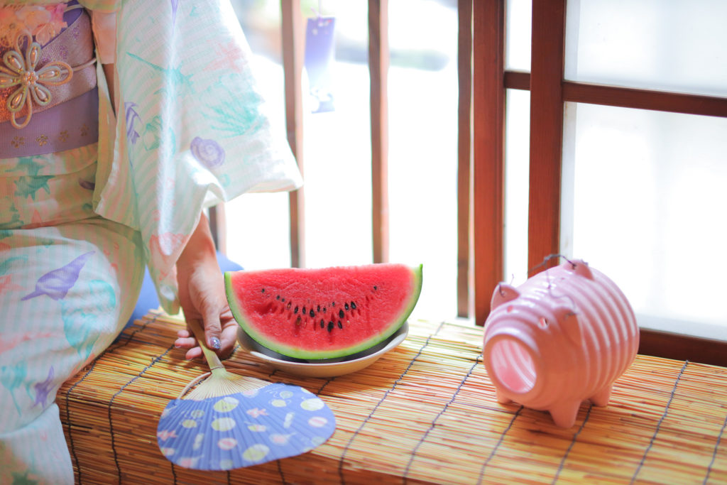 浴衣の女性とすいかの写真