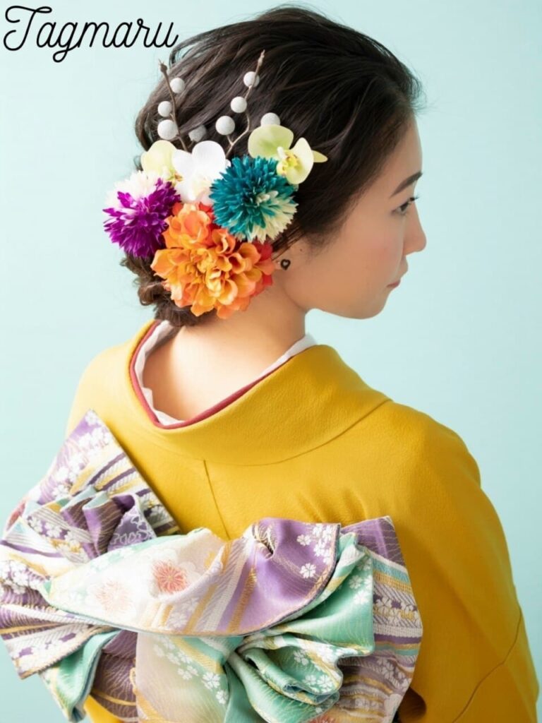 黄色い着物を着た後ろ姿の女性の写真