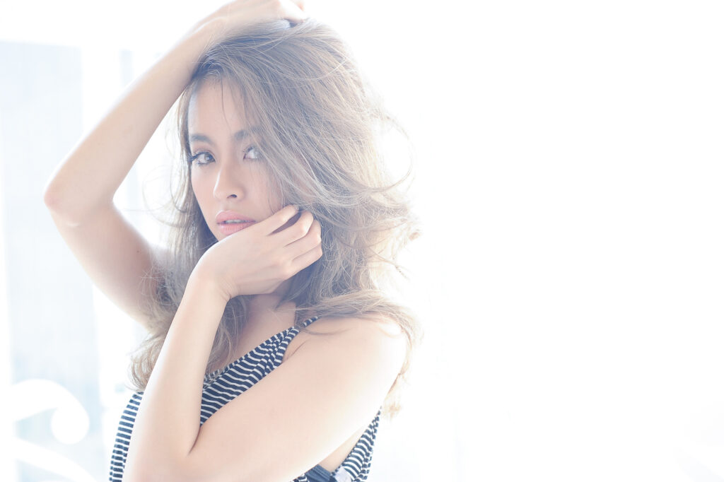 ゼロヘアーのアッシュカラーのロングヘアの写真