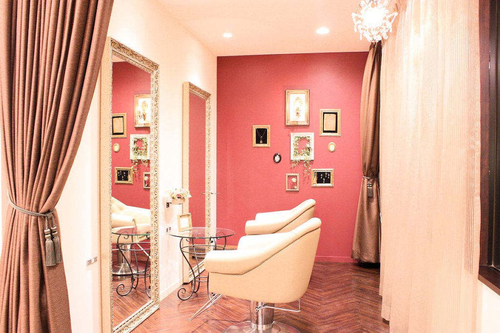 athome-ヘアメイクカンプラスエフの店内