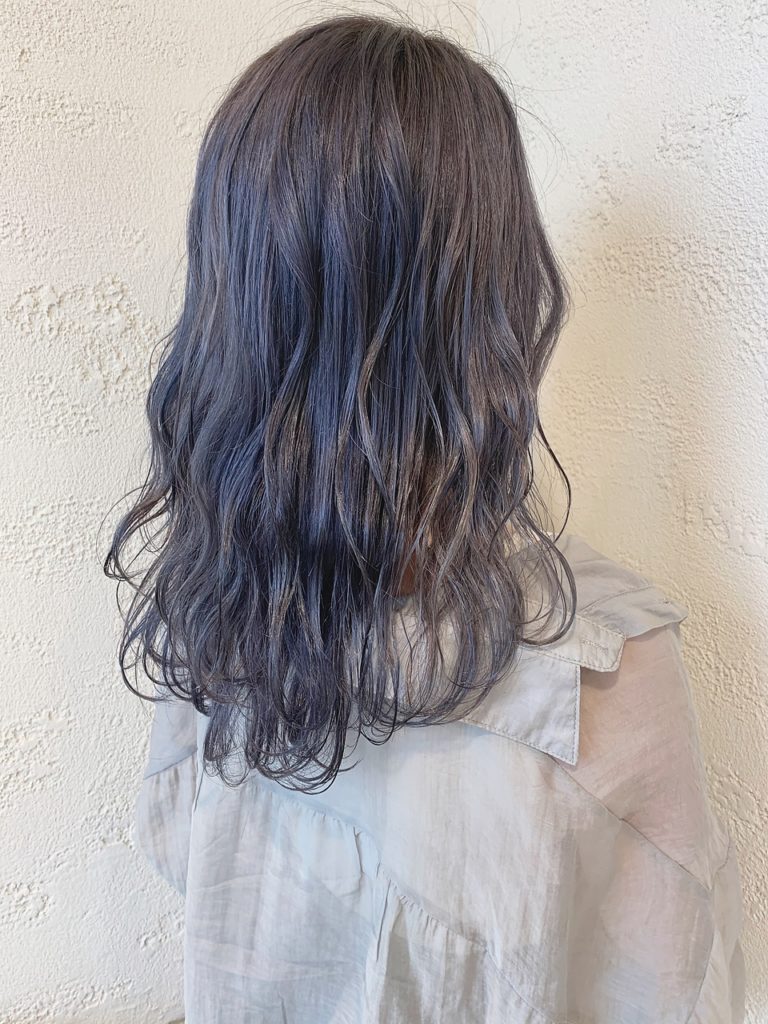 ブルーグレージュカラーのヘアスタイル写真