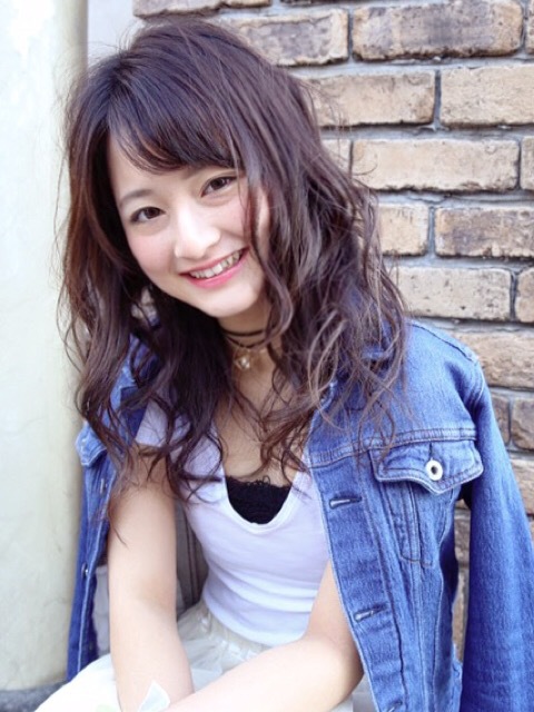 ナチュラルピンクカラーのヘアスタイル写真