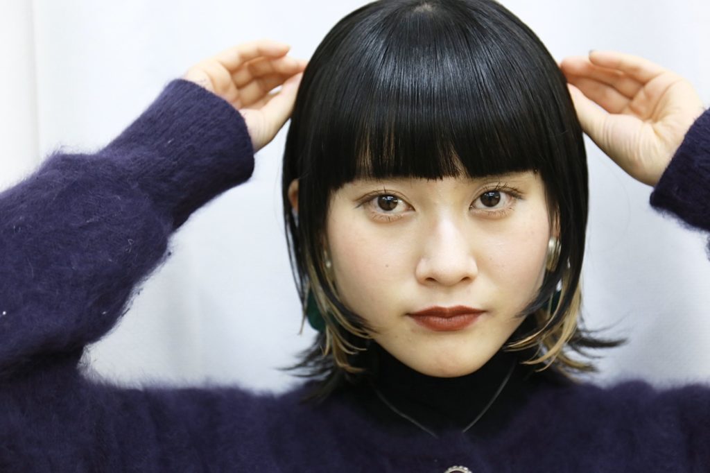 ハイライトが入ったインナーカラーのスタイル写真